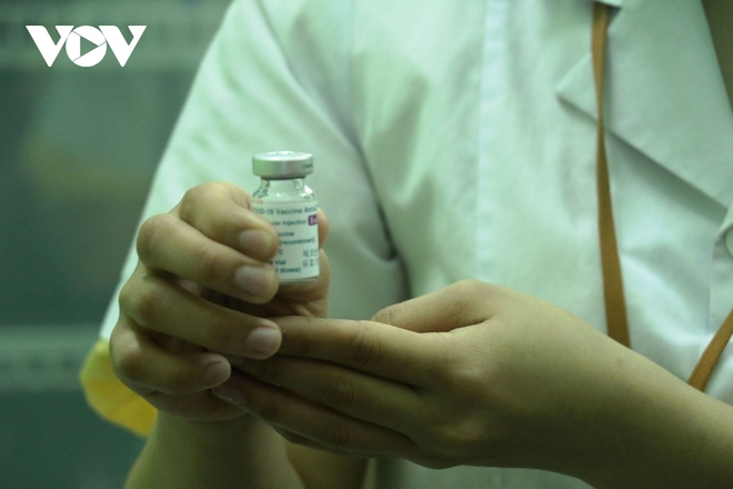 100 nhân viên y tế tuyến đầu chống dịch ở Khánh Hòa được tiêm vaccine ngừa Covid-19 - Ảnh 2.