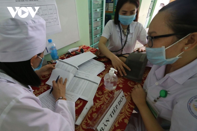 100 nhân viên y tế tuyến đầu chống dịch ở Khánh Hòa được tiêm vaccine ngừa Covid-19 - Ảnh 3.