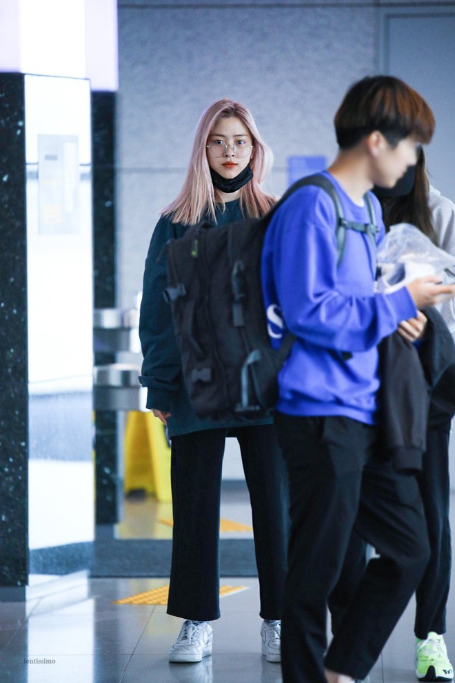 Học Ryujin (ITZY) cách chọn quần dài khắc phục đôi chân cong veo siêu lợi hại - Ảnh 8.