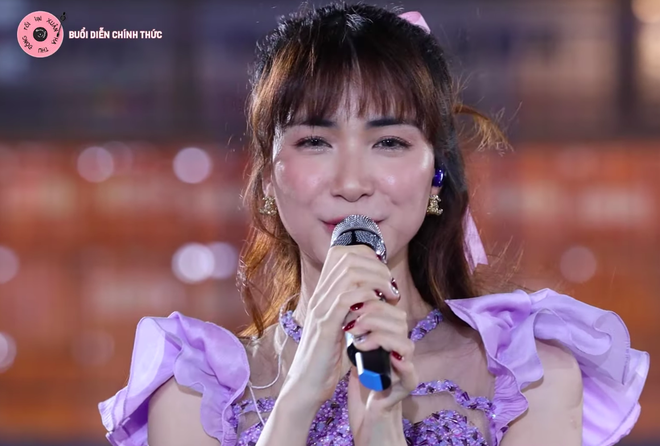 Tưởng Hoà Minzy sẽ stream khoe quý tử, netizen cố cày view mong cán đích rồi ngỡ ngàng khi biết sự thật - Ảnh 1.