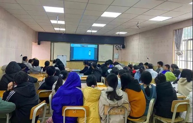 Cô giáo trẻ nhận được thiệp mời cưới của học sinh cấp 2, hé lộ thực trạng đáng lo ngại ở Trung Quốc - Ảnh 2.
