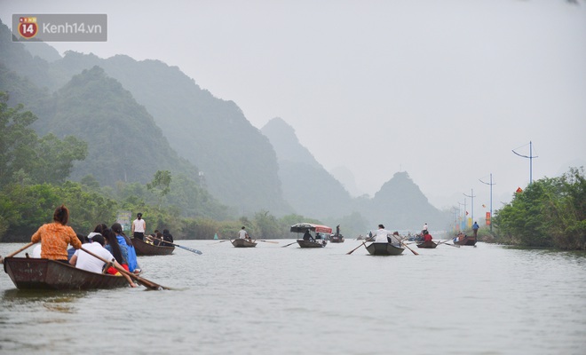 Tens of thousands of people flocked to Huong pagoda on the reopening day, the boatman was excited: `` Today New Year officially starts ''  Photo 3.