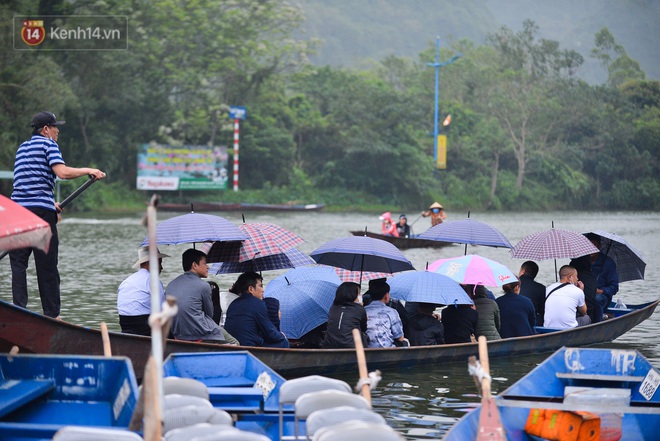 Tens of thousands of people flocked to Huong pagoda on the reopening day, the boatman was excited: `` Today New Year officially starts ''  Photo 3.