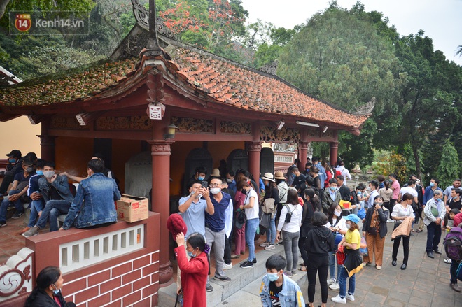 Tens of thousands of people flocked to Huong pagoda on the reopening day, the boatman was excited: `` Today New Year officially starts ''  Photo 6.