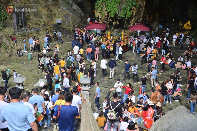 Tens of thousands of people flocked to Huong pagoda on the reopening day, the boatman was excited: `` Today New Year officially starts ''  Photo 9.