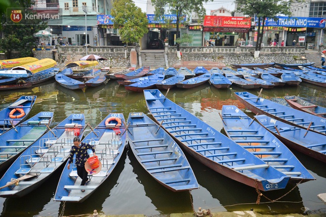 Tens of thousands of people flocked to Huong pagoda on the reopening day, the boatman was excited: `` Today New Year officially starts ''  Photo 12.