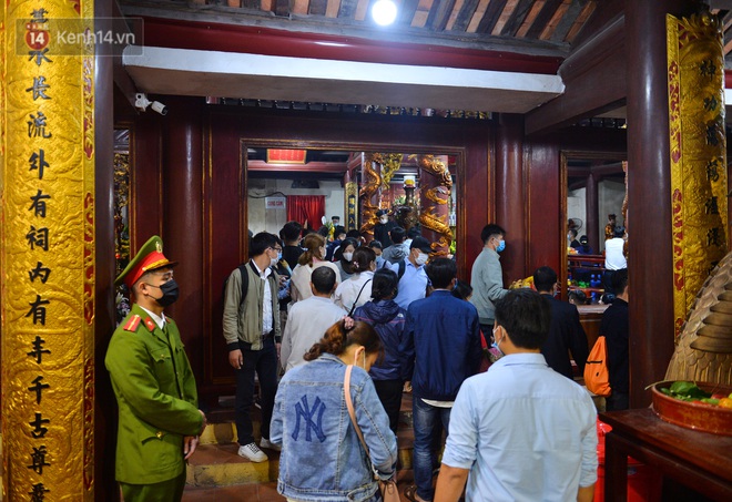 Tens of thousands of people flocked to Huong pagoda on the reopening day, the boatman was excited: `` Today New Year officially starts ''  - Photo 5.