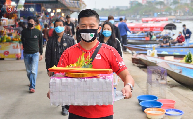 Tens of thousands of people flocked to Huong pagoda on the reopening day, the boatman was excited: `` Today New Year officially starts ''  - Photo 5.