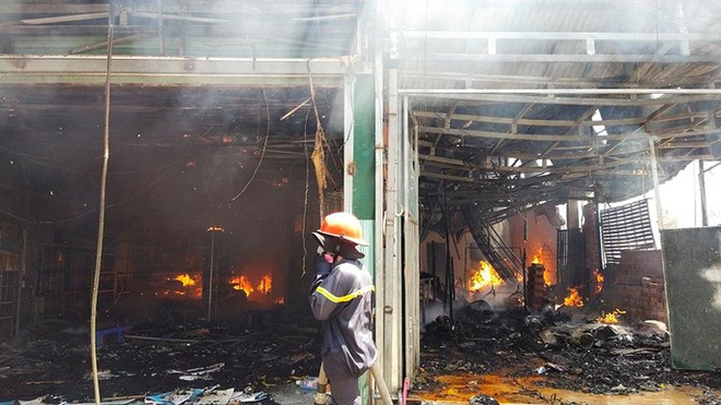 Lâm Đồng: Hỏa hoạn dữ dội thiêu rụi toàn bộ 5 căn nhà ở huyện Đức Trọng - Ảnh 3.