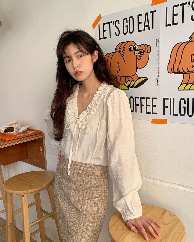 Đi mua &aacute;o blouse, chị em cứ chọn 4 kiểu cổ &aacute;o n&agrave;y l&agrave; cực chuẩn trend v&agrave; điểm sang chảnh tăng 10 lần - Ảnh 7.