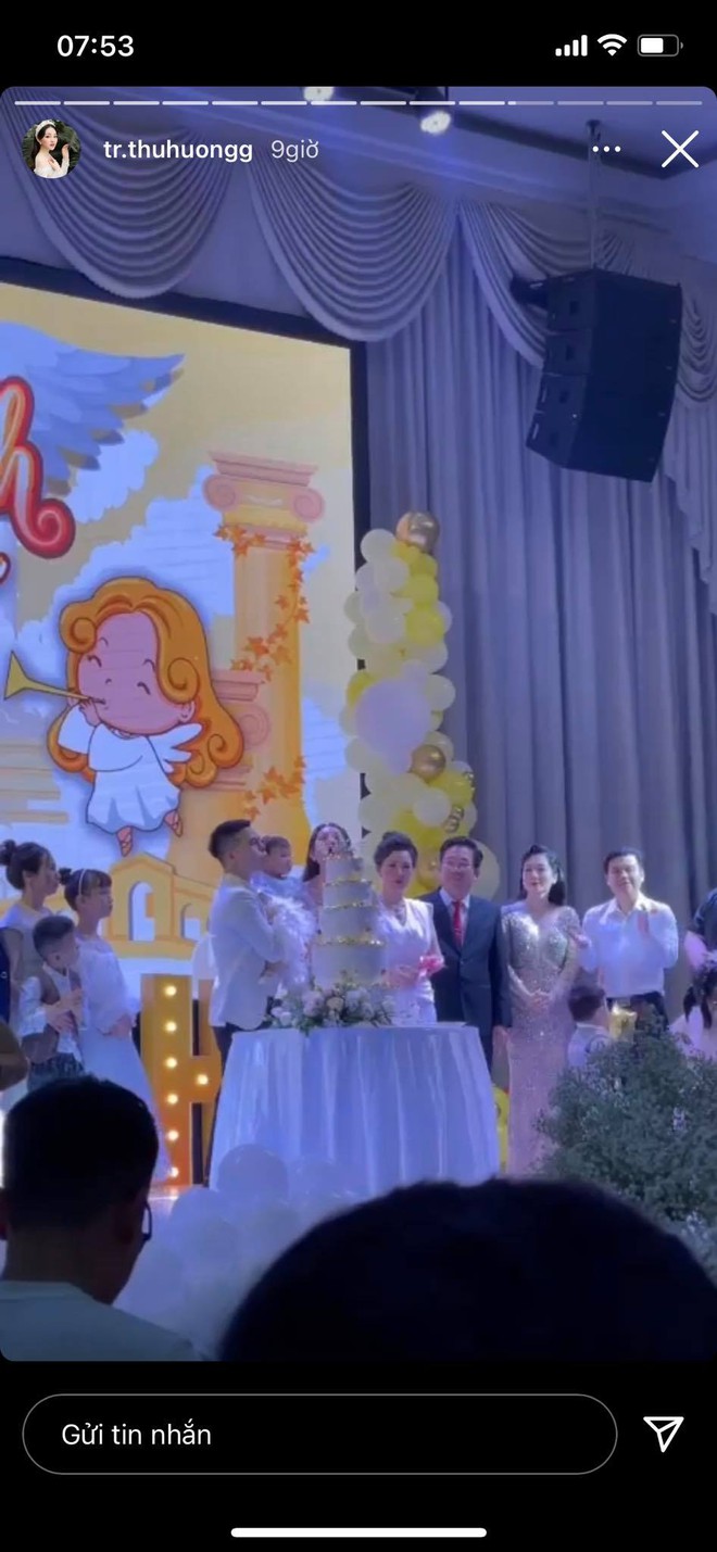 Cô dâu 200 cây vàng ở Nam Định tổ chức sinh nhật hoành tráng cho con gái nhưng nhan sắc đỉnh cao của bà ngoại mới đáng chú ý hơn cả - Ảnh 1.