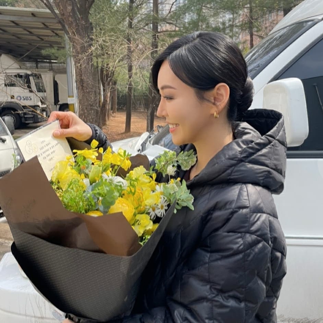 Nhất Kim So Yeon: Valentine trắng có chồng tài tử gửi hoa tới phim trường Penthouse, ác nữ hoá bánh bèo ngay khi nhận quà - Ảnh 3.