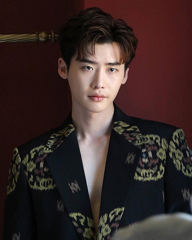 Dụi mắt mấy lần mới nhận ra Lee Jong Suk: Tóc dài nay không còn thảm hoạ, chị em vào xin bí quyết dưỡng tóc gấp - Ảnh 7.