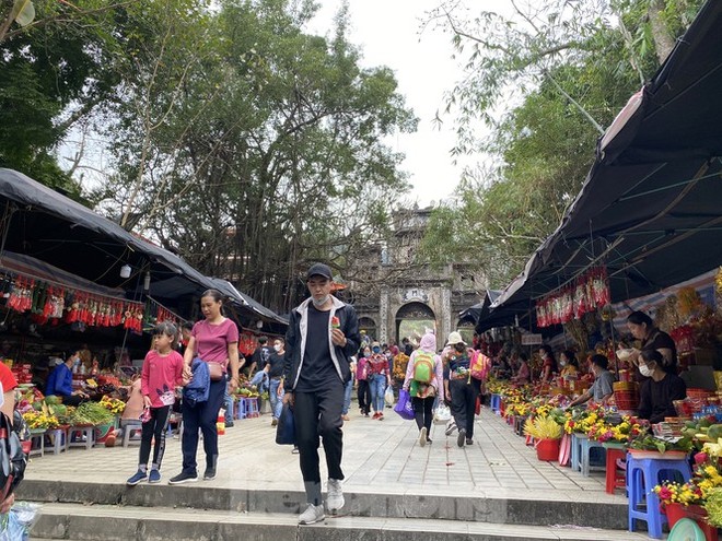 Lễ hội chùa Hương: Đón hơn 4 vạn khách, không còn cảnh tả tơi đi hội - Ảnh 3.