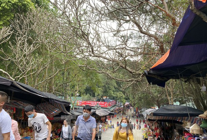Lễ hội ch&ugrave;a Hương: Đ&oacute;n hơn 4 vạn kh&aacute;ch, kh&ocirc;ng c&ograve;n cảnh tả tơi đi hội - Ảnh 1.