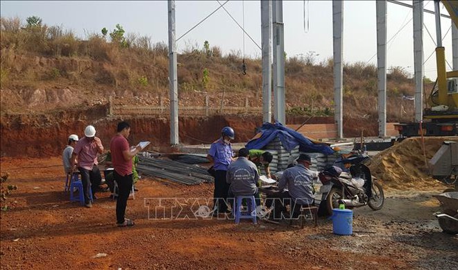 Đứt c&aacute;p cẩu khiến 2 c&ocirc;ng nh&acirc;n tử vong tại chỗ - Ảnh 1.