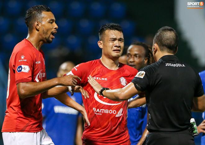 Cựu thủ m&ocirc;n U23 Việt Nam nằm s&acirc;n c&acirc;u giờ sau mỗi lần cản ph&aacute; khiến đối thủ bức x&uacute;c - Ảnh 4.
