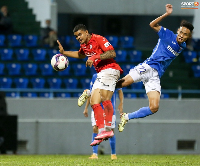 Cựu thủ môn U23 Việt Nam nằm sân câu giờ sau mỗi lần cản phá khiến đối thủ bức xúc - Ảnh 6.
