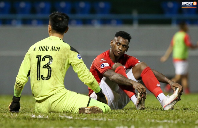 Cựu thủ m&ocirc;n U23 Việt Nam nằm s&acirc;n c&acirc;u giờ sau mỗi lần cản ph&aacute; khiến đối thủ bức x&uacute;c - Ảnh 9.