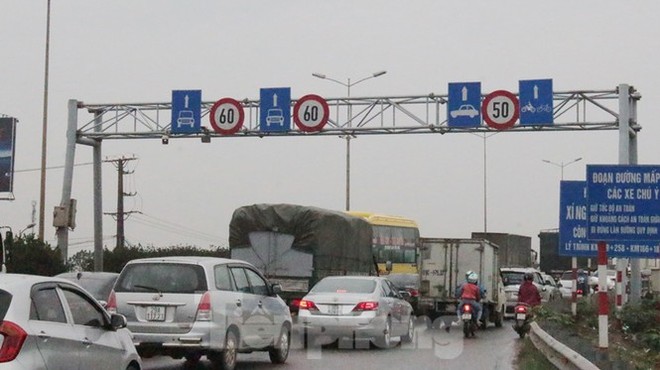 Cầu Thanh Trì ùn tắc trong ngày đầu hạ tốc độ xuống 60km/h - Ảnh 1.
