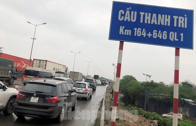 Cầu Thanh Tr&igrave; &ugrave;n tắc trong ng&agrave;y đầu hạ tốc độ xuống 60km/h - Ảnh 2.