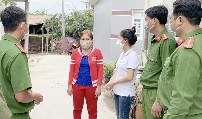 Kêu vợ không về, gã chồng “nổi điên” chém người loạn xạ tại đám cưới - Ảnh 2.