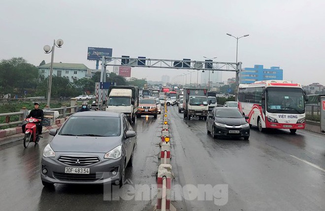 Cầu Thanh Tr&igrave; &ugrave;n tắc trong ng&agrave;y đầu hạ tốc độ xuống 60km/h - Ảnh 3.