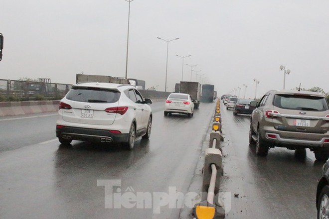 Cầu Thanh Tr&igrave; &ugrave;n tắc trong ng&agrave;y đầu hạ tốc độ xuống 60km/h - Ảnh 4.
