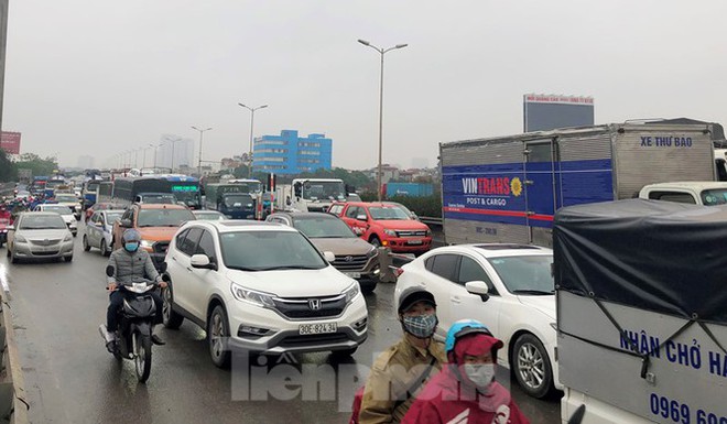 Cầu Thanh Tr&igrave; &ugrave;n tắc trong ng&agrave;y đầu hạ tốc độ xuống 60km/h - Ảnh 7.