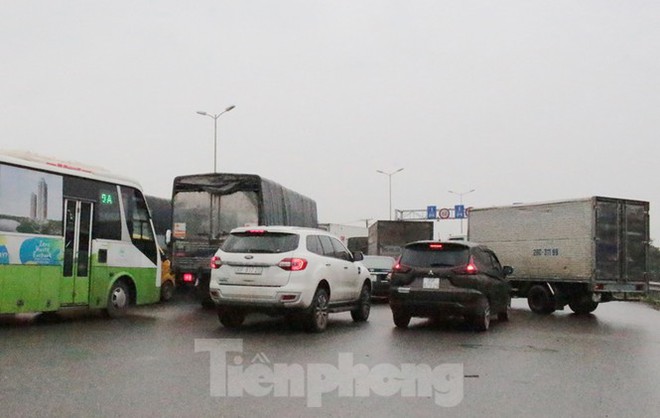 Cầu Thanh Tr&igrave; &ugrave;n tắc trong ng&agrave;y đầu hạ tốc độ xuống 60km/h - Ảnh 9.