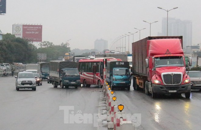 Cầu Thanh Tr&igrave; &ugrave;n tắc trong ng&agrave;y đầu hạ tốc độ xuống 60km/h - Ảnh 10.