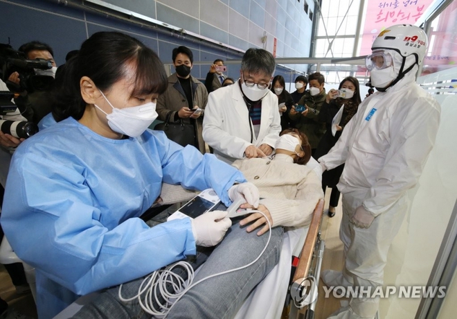 Hàn Quốc ghi nhận hơn 400 ca mắc Covid-19 mới, tiếp tục tiêm vaccine AstraZeneca - Ảnh 1.