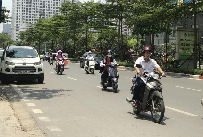 Nắng n&oacute;ng kh&ocirc;ng gay gắt như năm 2020 - Ảnh 1.