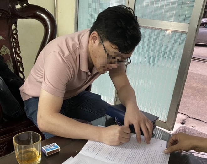 Uống rượu ng&acirc;m c&acirc;y anh t&uacute;c, t&agrave;i xế bị xử phạt v&igrave; dương t&iacute;nh với ma t&uacute;y - Ảnh 1.