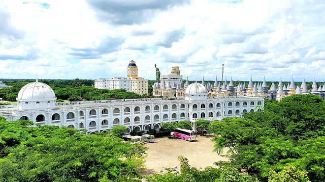 Một trường đại học cung điện độc nhất vô nhị, ở Việt Nam mà cứ tưởng lạc tới trời Âu, có cả công viên giải trí siêu hoành tráng - Ảnh 4.