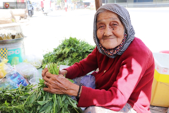 Cụ bà ngủ gục giữa cái nắng 37 độ ở Sài Gòn để bán từng bó rau: "Ngoại có tới 12 đứa con nhưng ngoại đi bán vầy sống cho khỏe…" - Ảnh 7.