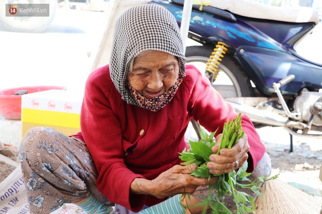 Cụ bà ngủ gục giữa cái nắng 37 độ ở Sài Gòn để bán từng bó rau: "Ngoại có tới 12 đứa con nhưng ngoại đi bán vầy sống cho khỏe…" - Ảnh 9.