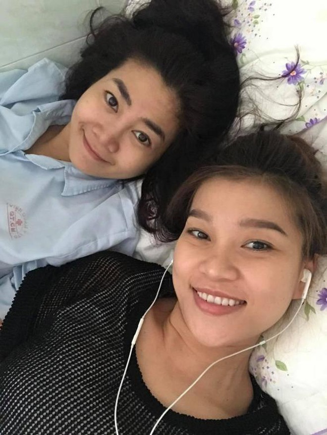 Bé Lavie đến thắp hương vào ngày giỗ đầu của cố NS Mai Phương, ngây thơ đứng trước di ảnh mẹ gây xót xa - Ảnh 7. Bé Lavie đến thắp hương vào ngày giỗ đầu của cố NS Mai Phương, ngây thơ đứng trước di ảnh mẹ gây xót xa - Ảnh 7.