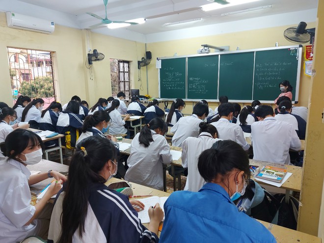 Sáng 18/3, thầy trò Hải Dương đeo khẩu trang trở lại trường sau nghỉ dài phòng dịch - Ảnh 2.