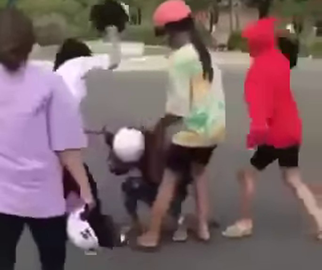 4 nữ sinh lớp 8 đ&aacute;nh d&atilde; man, h&ograve; h&eacute;t x&eacute; &aacute;o bạn - Ảnh 1.