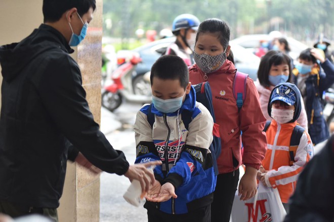 Học sinh Hà Nội trở lại trường, thực hiện nghiêm ngặt công tác phòng dịch COVID-19 - Ảnh 2.