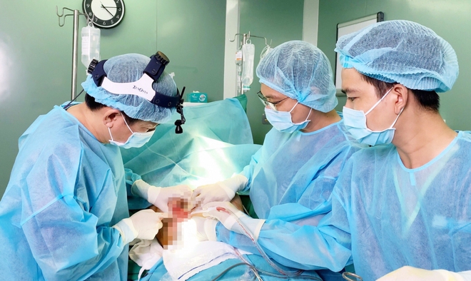Nữ bệnh nhân cấp cứu vì miếng gạc y tế bị quên trong khoang ngực - Ảnh 1.