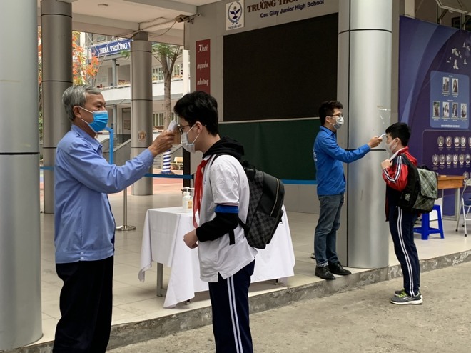 Học sinh Hà Nội trở lại trường, thực hiện nghiêm ngặt công tác phòng dịch COVID-19 - Ảnh 10.
