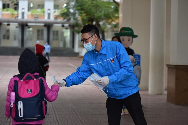 Học sinh Hà Nội trở lại trường, thực hiện nghiêm ngặt công tác phòng dịch COVID-19 - Ảnh 5.