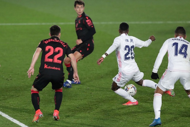 Real Madrid thoát thua trong gang tấc nhưng vẫn bị Barca vượt mặt - Ảnh 8. Real Madrid thoát thua trong gang tấc nhưng vẫn bị Barca vượt mặt - Ảnh 8.