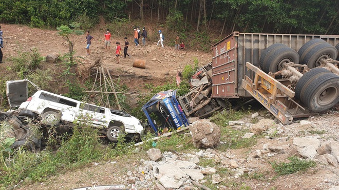 Kinh hoàng xe đầu kéo mất lái, lùa hàng loạt phương tiện khiến ít nhất 5 người bị thương - Ảnh 2.