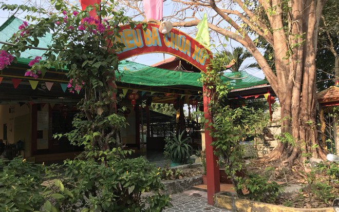 Một phụ nữ tố bị tấn c&ocirc;ng, cướp t&agrave;i sản ngay tại miếu b&agrave; Ch&uacute;a Xứ - Ảnh 1.