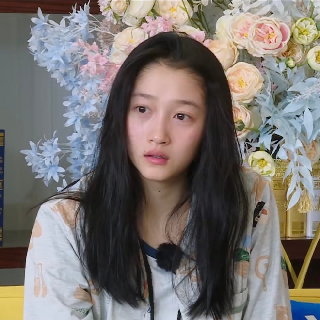 Mặt mộc c&ograve;n ng&aacute;i ngủ của Quan Hiểu Đồng khiến cả Weibo bất ngờ: L&agrave;n da mịn m&agrave;ng kh&ocirc;ng t&igrave; vết, Luhan đ&uacute;ng l&agrave; c&oacute; số hưởng - Ảnh 2.