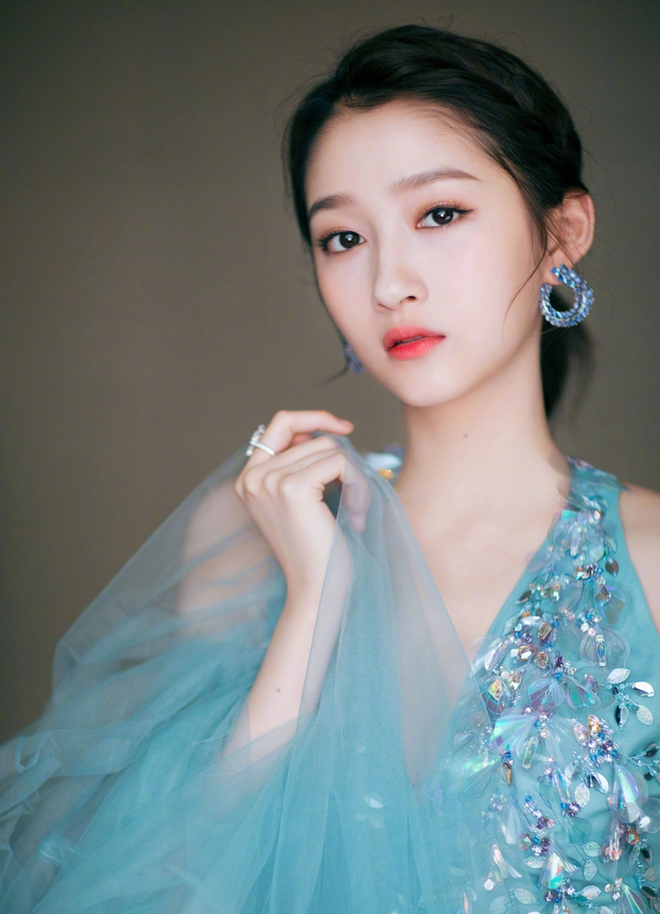 Mặt mộc c&ograve;n ng&aacute;i ngủ của Quan Hiểu Đồng khiến cả Weibo bất ngờ: L&agrave;n da mịn m&agrave;ng kh&ocirc;ng t&igrave; vết, Luhan đ&uacute;ng l&agrave; c&oacute; số hưởng - Ảnh 6.