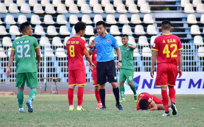 Ngỏ lời xin lỗi, thủ môn ăn mừng khiêu khích trọng tài vẫn bị CLB cấm thi đấu - Ảnh 2.